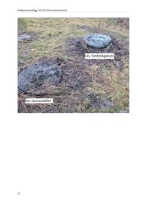 Fotografi av to eksisterende utvendige kummer (fordelingskum og slamavskiller) på en grusete flate.