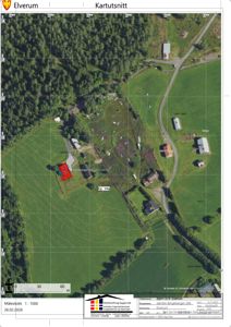 Situasjonsplan (kartutsnitt) som viser tomtens beliggenhet i forhold til nabolag, veier og terrengforhold.