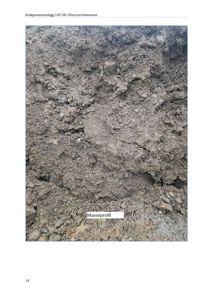 Fotografi av et masseprofil (jordlag) fra en avløpsrenseanlegg.