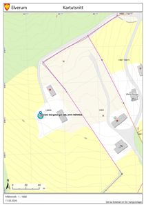 Kartutsnitt som viser et tomt med bygningsplasseringer, høydemålerlinjer og adresseinformasjon.