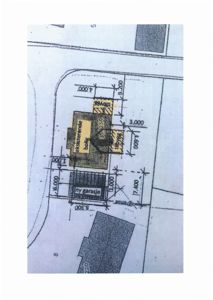 Situasjonsplan som viser plassering av en ny garasje og eksisterende bolig på tomten, med angitte mål og grenser.