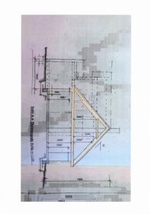 Snittegning (Snitt A-A) av en eksisterende bolig som viser takkonstruksjon, veggtykkelse og høydemål.