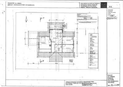 Plantegning av etasjen med romfordeling, dører, vinduer og trapp.