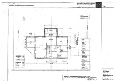 Plantegning (E1) som viser romfordeling, vegger og trapp i et hus.