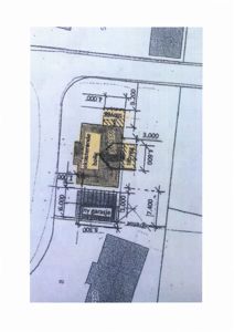 Situasjonsplan som viser plassering av en ny bolig og garasje i forhold til eksisterende bygninger, tomtegrenser og målinger.