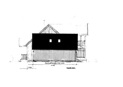 Fasadetegning av bygningens vestside, som viser en garasje og etasjer over. Tegningen inneholder mål og tekstbeskrivelser.