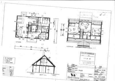 Bildet viser en tegning med etasjeplan (1. etasje), loftplan og et snitt (A-A) av en bolig. Tegningen inneholder romfordeling, mål og teknisk informasjon.