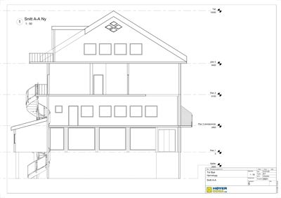 Snittegning (Snitt A-A) som viser bygningens tverrsnitt med høydemål og romfordeling.