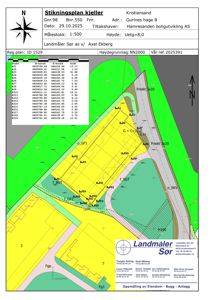 Stikningsplan for kjeller med detaljerte landmålingsdata, bygningsspor og grenser.