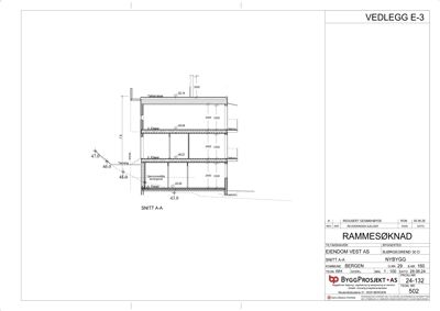 Snittegning (SNITT A-A) som viser bygningens tverrsnitt med høyder, etasjer og konstruksjonsdetaljer.