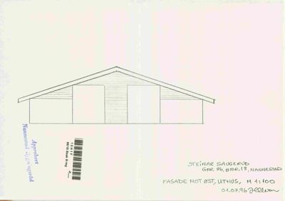 Fasadetegning (opprikk) av en bygning sett fra øst, med tegnet tak og veggmurer.