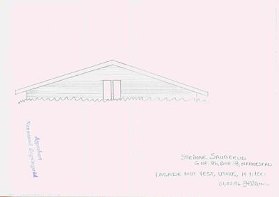 En håndtegnet fasadeopprikk (fra vest) av en bygning med skråtak og dører.