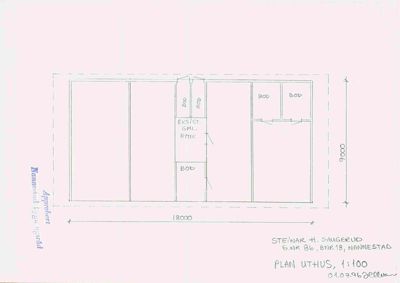 Etasjeplan (uthus) med romfordeling, mål og arkitekttegning.