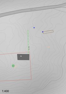Situasjonsplan som viser tomtens beliggenhet i terrenget (konturlinjer), nabobebyggelse, vei (Royrvika) og eiendomsgranser.