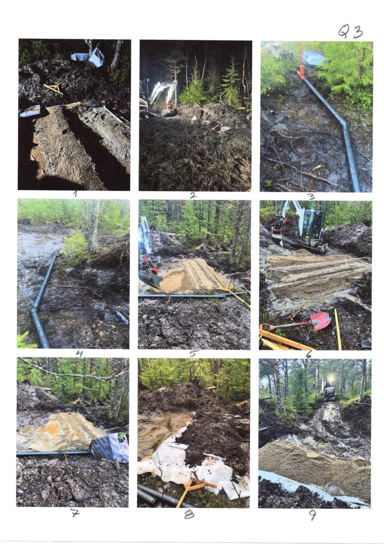 En samling av 9 fotografier som viser ulike faser av en utgraving på et byggeplass i skog. Bildene viser graving, maskiner, rørlegging og terrengarbeid.