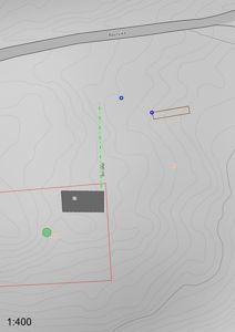 Situasjonsplan som viser tomtens form, høydekurver (konturlinjer), eksisterende bygninger, eiendomsgrenser og veier.