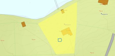 Situasjonsplan som viser et gult markert område (tomtegrenser) med flere bygninger, konturlinjer for terreng og en blå markering for en planlagt eller eksisterende bygning.