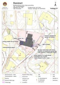 Et situasjonskart (basiskart) som viser eiendomsgrenser, høydekurver, eksisterende og planlagt bygninger, samt avstandskrav og tillatelser for en byggesak.