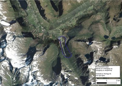 Satellittbilde (kart) som viser et stort geografisk område med en markert byggeplass (Brunstadsætervegen) og en planlagt skogsvei.