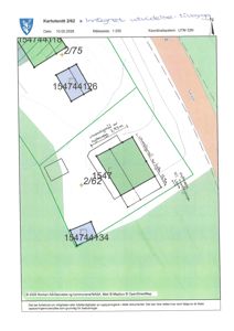 Kartutsnitt (situasjonsplan) som viser tomtens grenser, nabotomter, eksisterende og planlagt bygninger, samt høydemål og avstander.