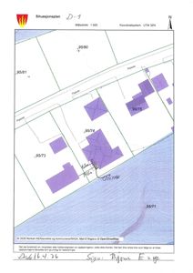 Situasjonsplan (D-1) som viser tomtens beliggenhet, nabotomter, veier og bygningsplasseringer.