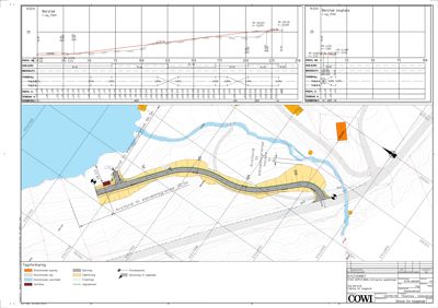 Situasjonsplan som viser tomtens beliggenhet i forhold til omgivelsene, inkludert vei, vann og eksisterende bebyggelse.