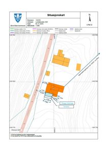 Situasjonskart som viser eiendomsgrenser, topografi, nabobygninger og planlagt utvidelse av en bygning.