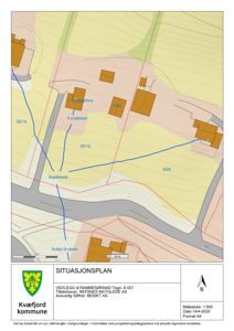Situasjonsplan som viser tomtens beliggenhet, nabolag, veier, eksisterende og planlagt bebyggelse samt infrastruktur som septiktank og avløp.