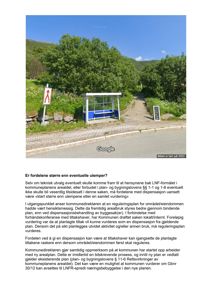 Fotografi av en bussholdeplass med benk, skilt og vei, tatt i juli 2022.