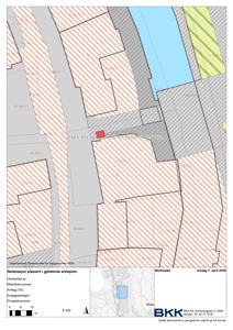 Situasjonsplan som viser eiendomsinndeling, arealplaner og plassering av en nettstasjon (rødt felt) i forhold til naboeiendommer.