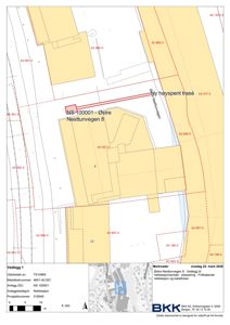 Situasjonsplan som viser tomt, naboeiendommer og en planlagt ny høyspent trasé.