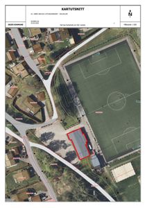 Situasjonskart (kalt 'Kartutsnitt') som viser eiendomsforhold, vegnett og naboeiendommer i forhold til et planlagt bygg.