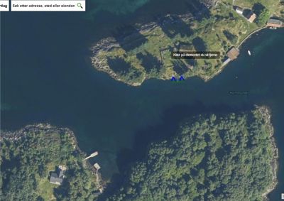 Satellittbilde (flyfoto) av et kystområde med holmer, vann og noen bygninger. Bildet viser topografi og plassering av eiendommer i forhold til vannmassene.