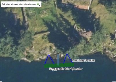 Satellittbilde (flyfoto) av eiendom med overlagte tegninger som viser plassering av bryggemål og landstagsmåling.