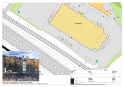 Situasjonsplan som viser bygningens plassering i forhold til vei, naboeiendom og skilt.