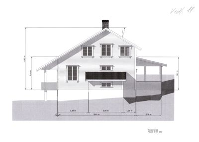 Fasadetegning (opprikk) av en bygning sett fra øst, med angitte mål og detaljer.