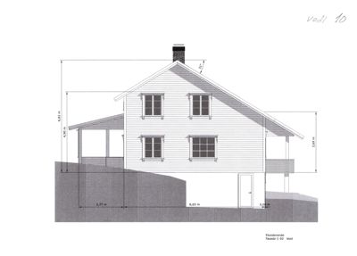 Tegning som viser fasaden på en eksisterende bygning sett fra vest, med mål på høyder og bredder.