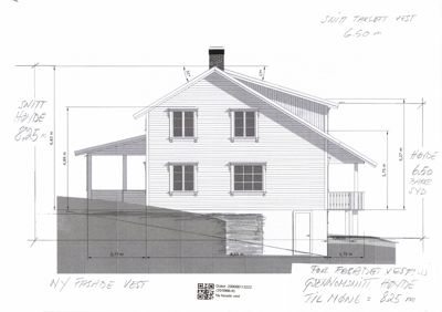 Snittegning av en bygning sett fra vest, med angitte mål for høyder og bredder.
