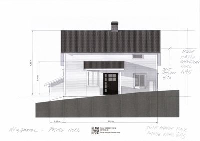 Tegning som viser fasaden sett fra nord (Fasade Nord). Den inneholder mål på høyder, bredder og skråning, samt håndskrevne notater om snitt høyde og bakkeplan.