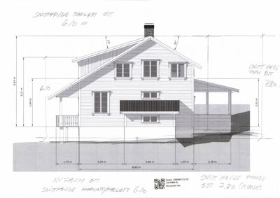 Fasadetegning (opprikk) av en bolig sett fra øst, med angitte mål og høyder.
