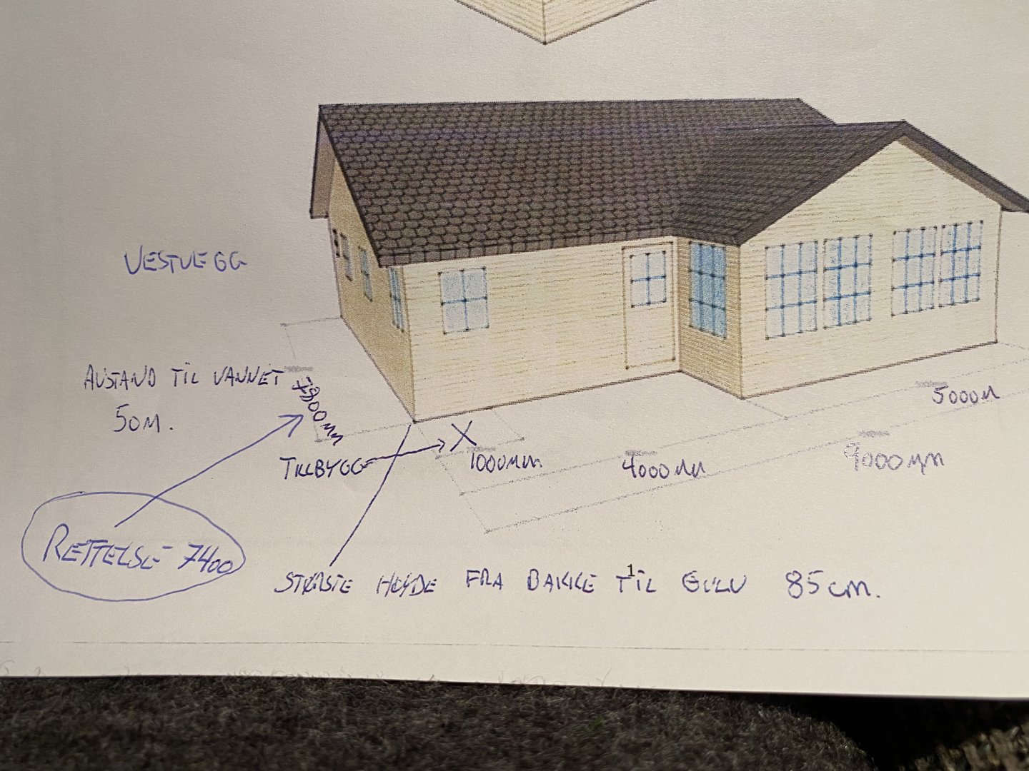 En tegning som viser fasaden (framsiden) på en enebolig, med håndskrevne notater om avstander og høyder.