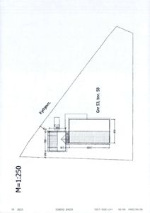 Situasjonsplan som viser bygningens plassering på eiendommen (Gnr 53, bnr. 58) i forhold til Kyrkjegata, med angitte mål og avstander.