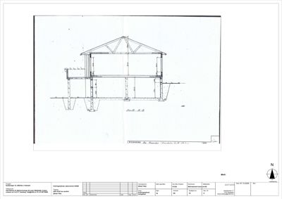 Snittegning (Snitt A-B) som viser bygningens tverrsnitt, fundament, vegger og takkonstruksjon.