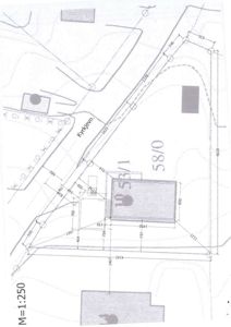 Situasjonsplan som viser tomtens form, grenser, nabolag og plassering av bygninger med måledata.