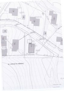 Situasjonsplan som viser tomtens beliggenhet i forhold til nabolag, vegsystem og høydemålinger.
