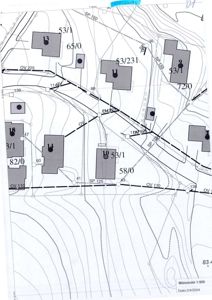 Situasjonsplan som viser tomtedeling, bygningsplassering, vegnett og høydemålerlinjer.