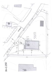 Situasjonsplan som viser tomtens form, grenser, nabolag og plassering av bygninger med måledata.