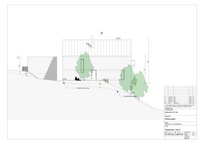 Snittegning (F) som viser bygningens tverrsnitt, høyder, terrengforhold og fasadeelementer.