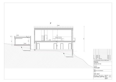 Snittegning (snitt F) som viser bygningens tverrsnitt, høyder, trapp og forhold til terreng.