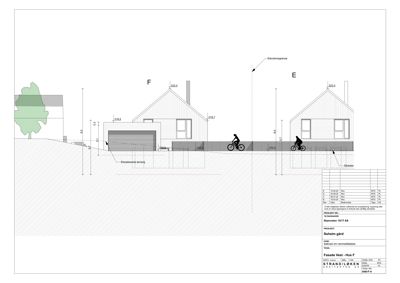 En snittegning (opprikk) som viser fasadeutsnitt av to hus (F og E) med høydemål, terrengforhold og detaljer som vinduer og garasjeport.
